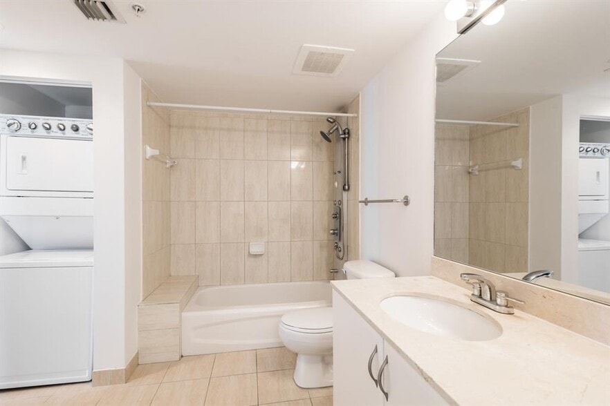 Building Photo - 1750 N Bayshore Dr