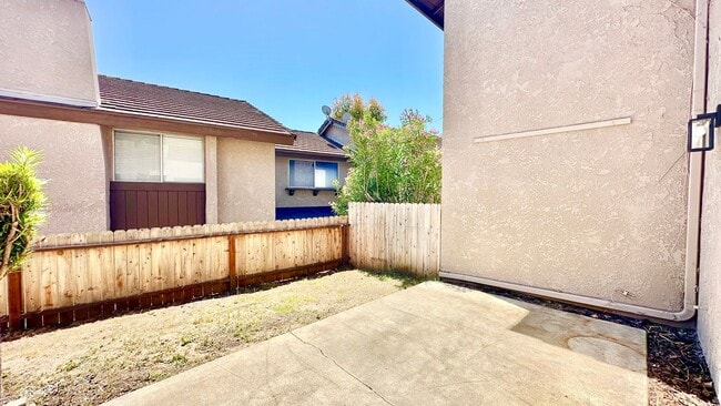 Building Photo - Lovely Downstairs, Entry Level Condo Unit with Garage and Private Yard Space in Downtown Fallbrook!