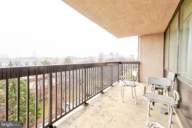 Building Photo - 3713 S George Mason Dr