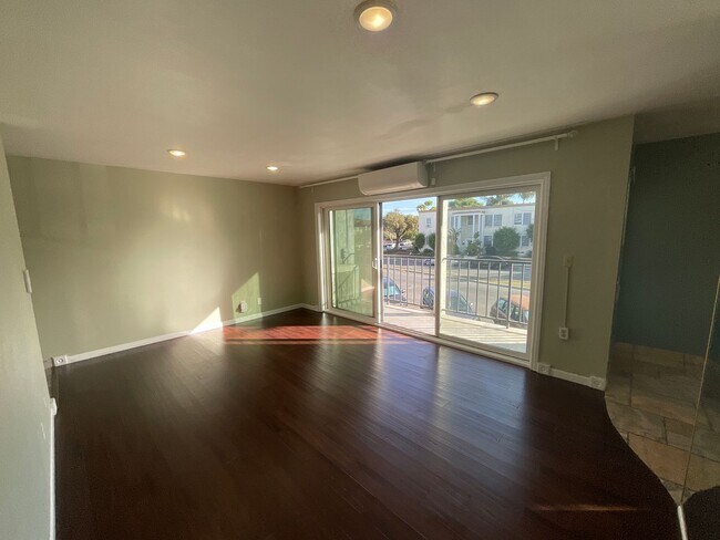 Building Photo - Condo - 2 Bedrooms / 2 Bath - Long Beach