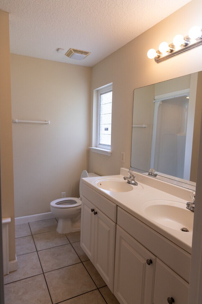 Building Photo - 252 Windridge Dr