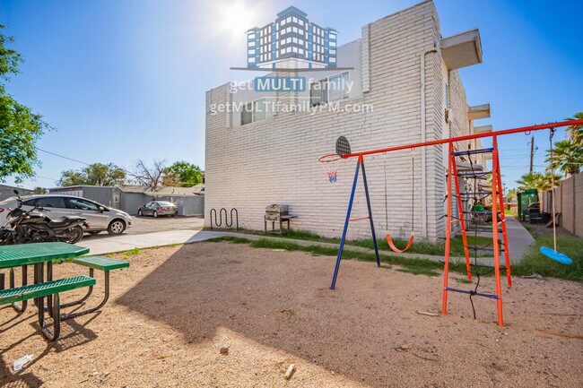 Building Photo - 525 N 32nd St