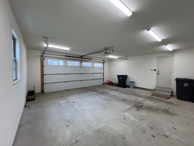 Building Photo - 1131 Colonial Dr E