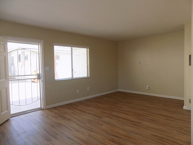 Building Photo - m497 - Mateer