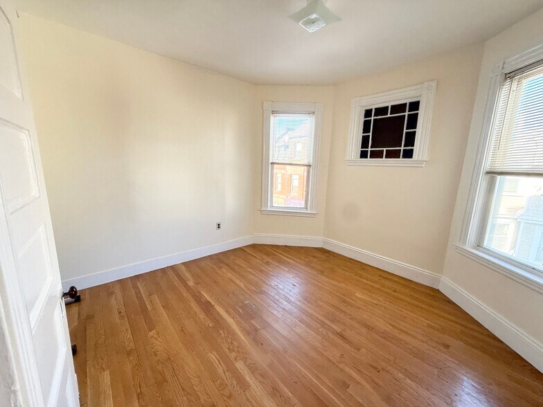 Building Photo - 144 Hillside St