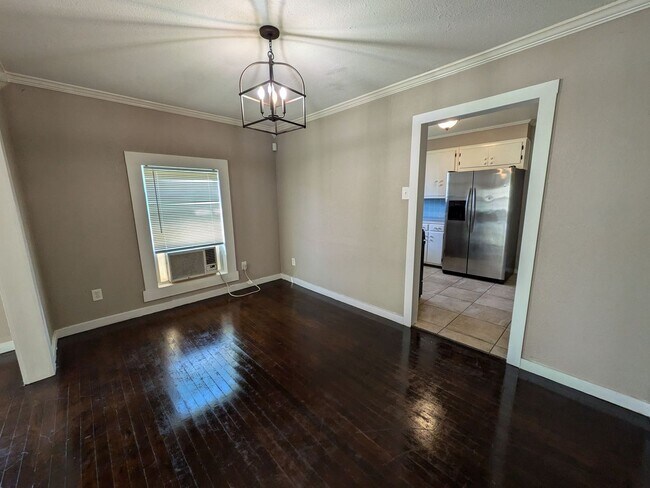 Building Photo - 3230 Maplewood Ln