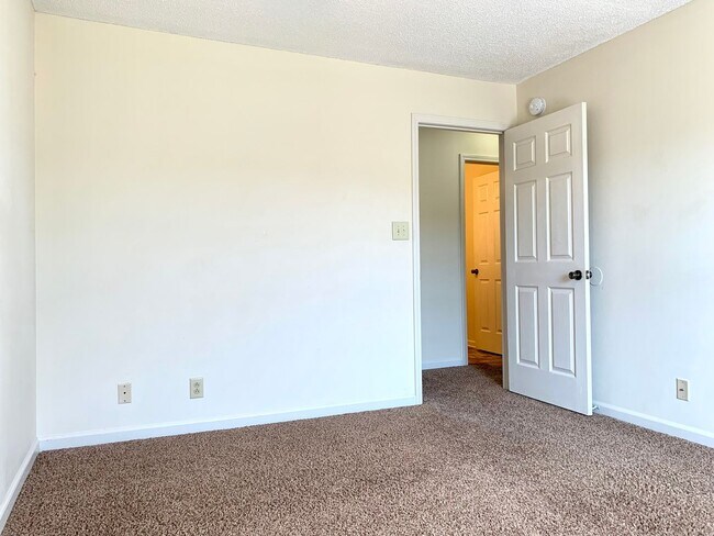 Building Photo - 811 Flyer Ct