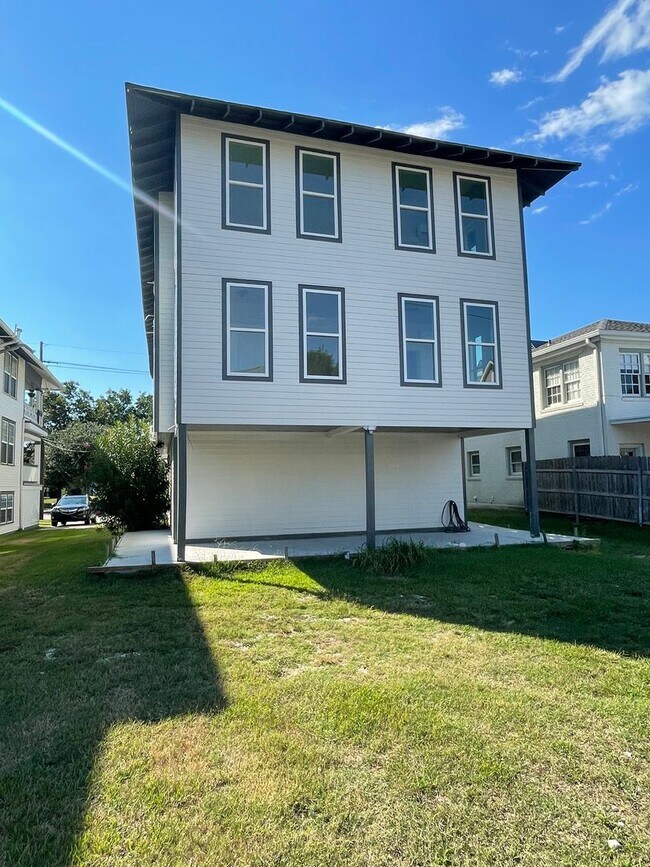 Building Photo - Newly Updated 1BD/1BA in Lakeview