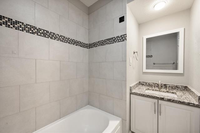 Building Photo - 207 E Harwood Rd