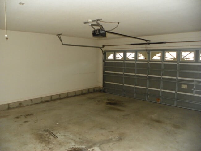 Building Photo - Spacious 3 Bedroom Home in Greystone – Nea...