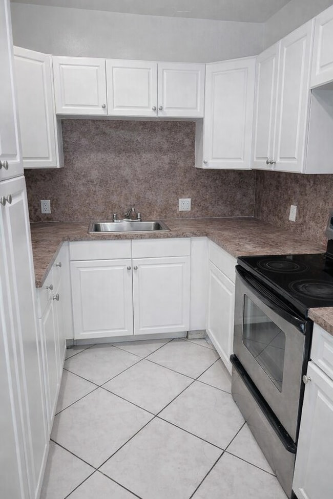 Building Photo - Beautiful 4BR Rental in Franklin Park – Spacious Yard & Prime Location