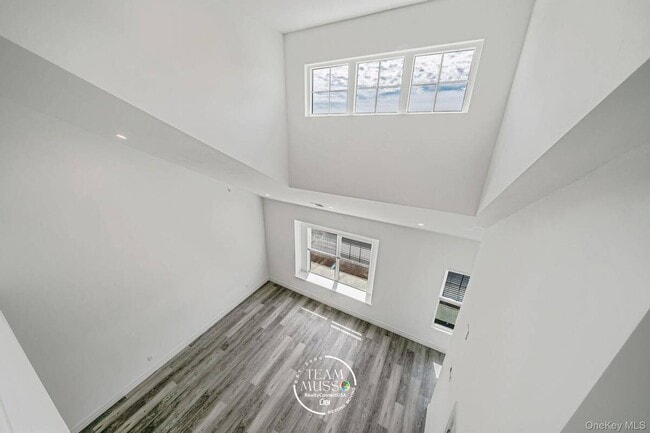 Building Photo - 725 Eastview Dr