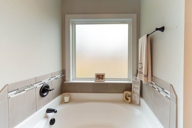 Building Photo - 708 Tree Top Trl