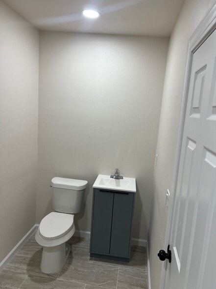 Bathroom - 1511 S Ong St