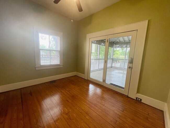 Building Photo - 3 Bedroom 2 1/2 Bath Updated Historic Home