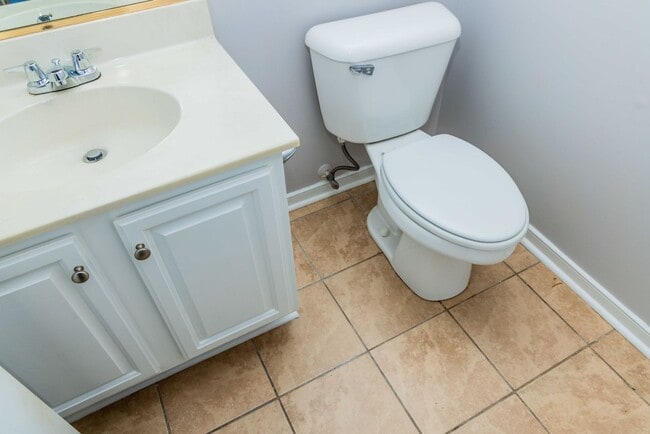 Building Photo - Lovely 3 bedroom, 2.5 Bathroom townhouse s...