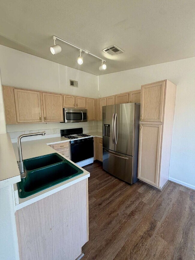Building Photo - YOU WON'T WANT TO MISS OUT ON THIS CONDO!! 2 bed/ 2 bath Condo in Highlands Ranch!