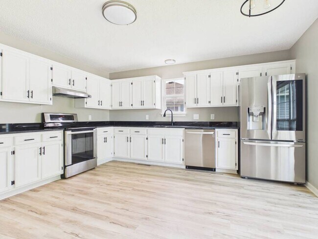Building Photo - 1206 Foxridge Dr