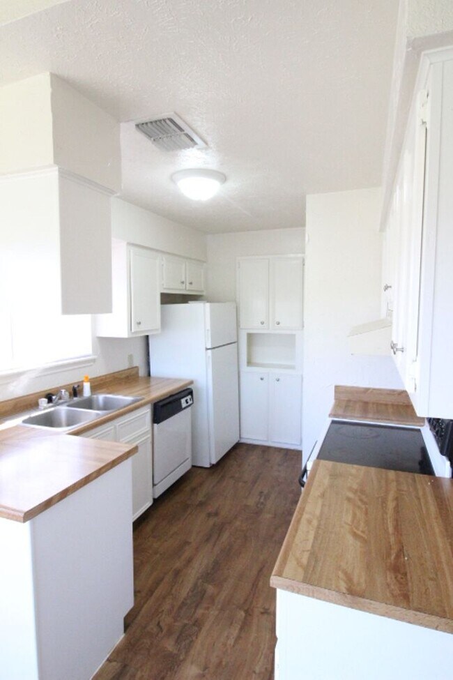 Building Photo - Condo within walking distance to Texas Sta...