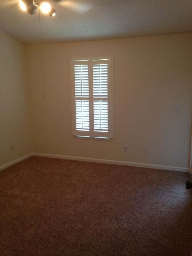 Building Photo - 800 Ironwood Dr