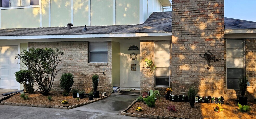 Building Photo - 10819 Sugar Hill Dr