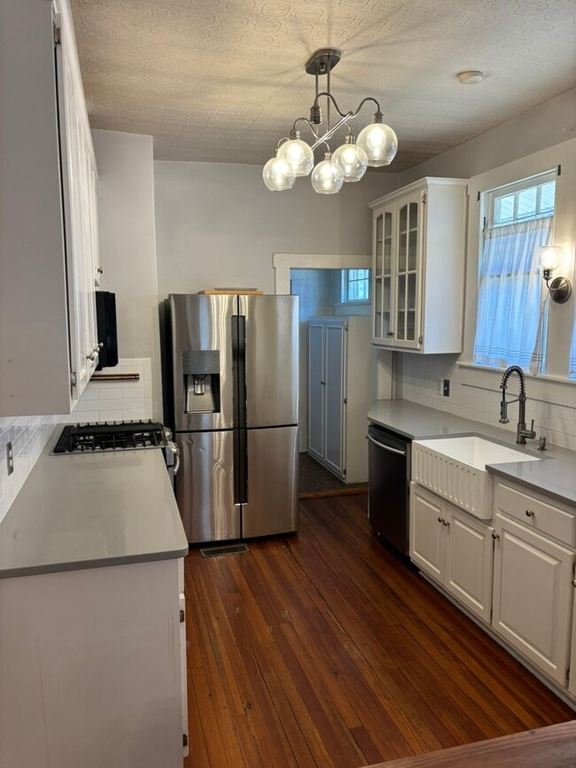 Building Photo - Lakebottom Area! Hardwood Floors Throughout! Call the office to schedule a tour!