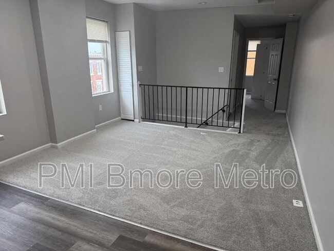 Building Photo - 2643 E Madison St