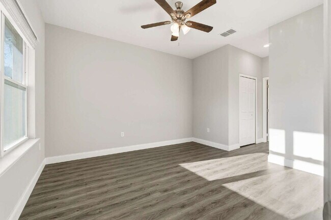 Building Photo - Nearly New 4BR Home Available Now in SW Ocala