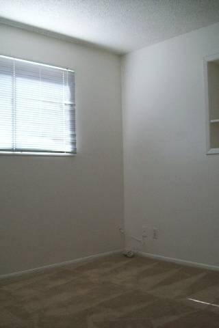 Building Photo - 1018 W 12th Pl