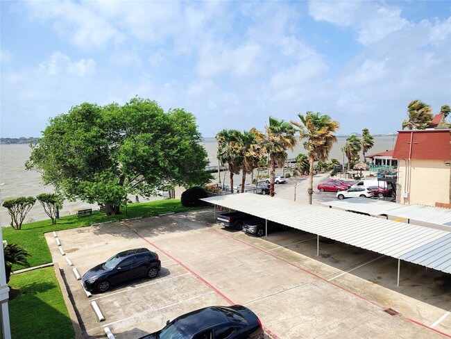 Building Photo - 205 Yacht Club Ln