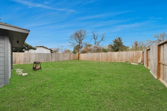 Building Photo - 834 Ellington St