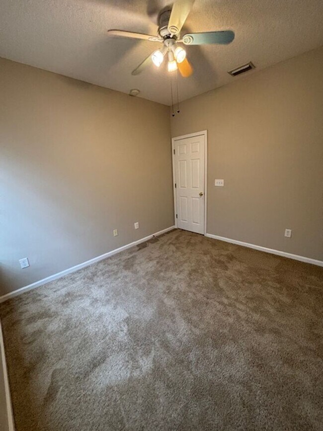 Building Photo - Charming 3-Bedroom Townhome in a Prime Nei...