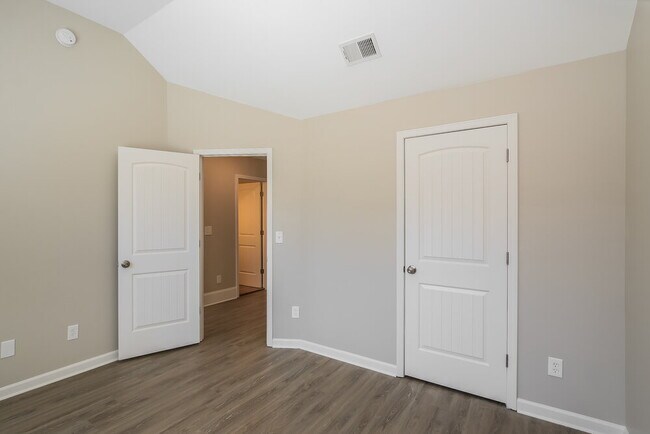 Building Photo - 3141 Oakmont Dr