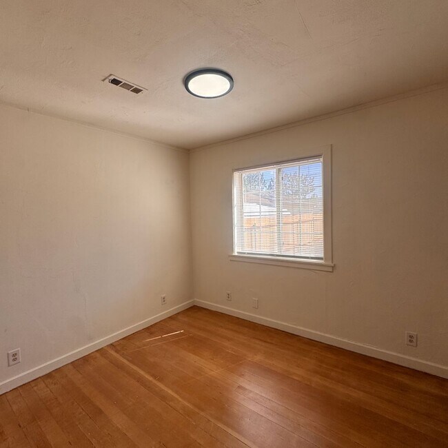 Building Photo - Downtown Sparks 2 Bedroom with Large Backyard