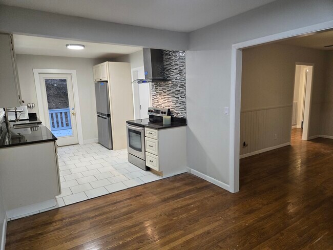 Building Photo - 929 Due W Ave N