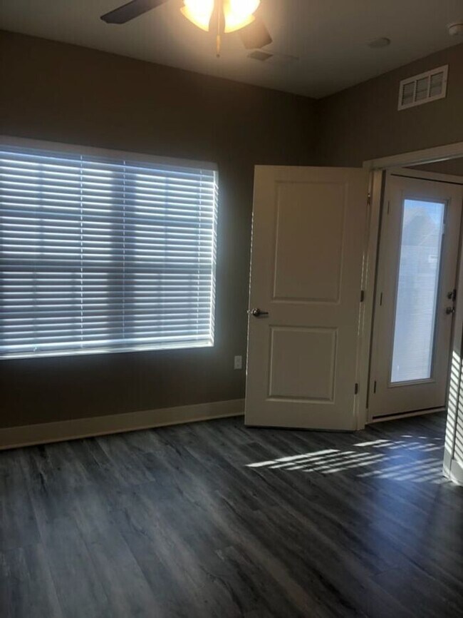 Building Photo - 2 Bedroom Luxury Apartment in the Northland of KCMO