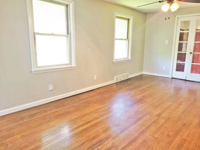 Building Photo - THREE BEDROOM SINGLE FAMILY HOME IN BEAUTI...