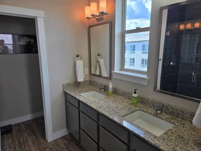 Building Photo - Amazing townhome in Central Park near Nort...