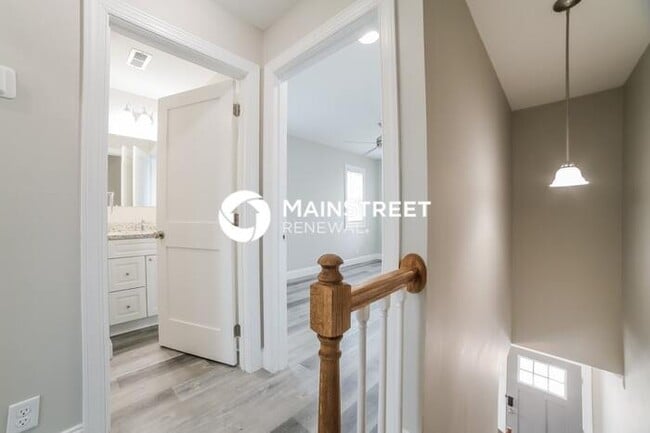 Building Photo - 2 Bedroom Pet-Friendly Home in St. Petersb...
