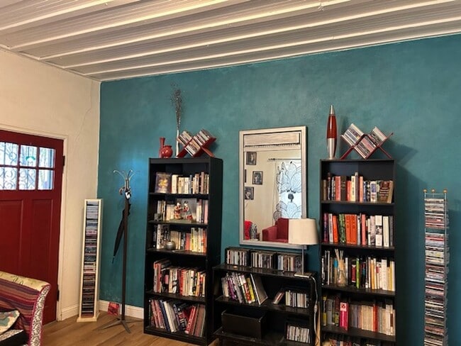 Building Photo - 3 bedrooms-1 bath - on 4th Ave