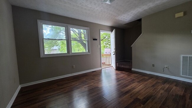 Building Photo - Townhouse in Mayflower Apartments