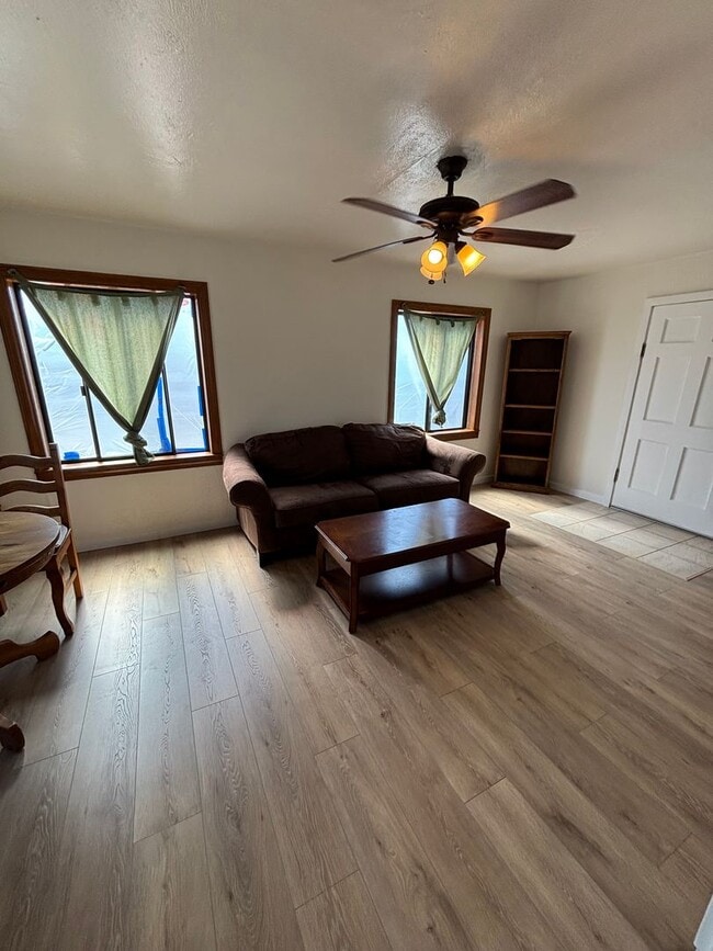 Building Photo - Furnished Spacious 1 Bedroom / 1 Bath Uppe...