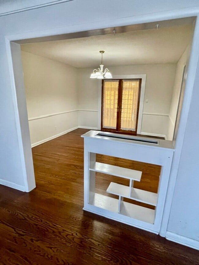 Building Photo - 1805 S Valley Rd Ave