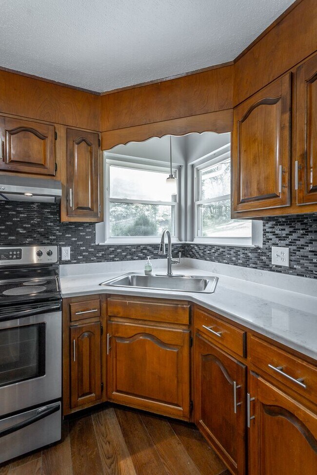 Building Photo - Newly Available! 2 Bedroom 1 Bathroom in the Heart of Hixson!