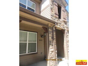 Building Photo - Townhome