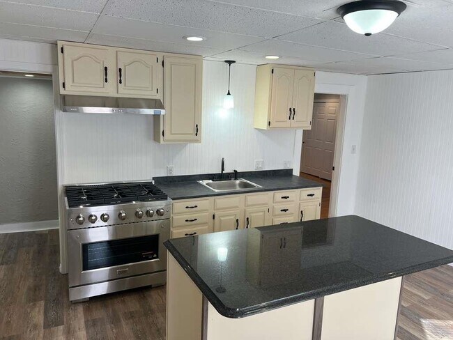 Building Photo - 118 Riddle St