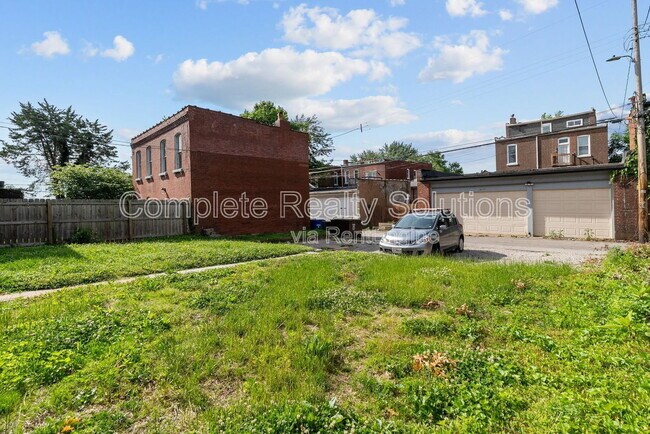 Building Photo - 2042 Russell Blvd