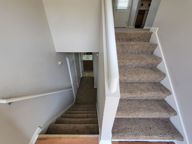 Building Photo - Gorgeous Split-Level 2 Story Home New Paint