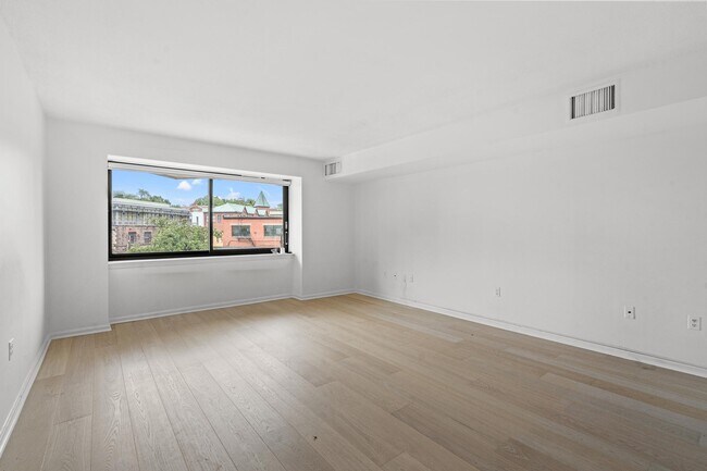 Building Photo - 1015 33rd St NW