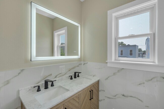 Building Photo - 275 Pearsall Ave
